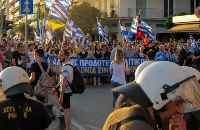 Κρύος ιδρώτας λούζει τον Τσίπρα για την «θερμή» υποδοχή των Θεσσαλονικέων – Τρομοκρατημένος άλλαξε το σημείο συνάντησής του